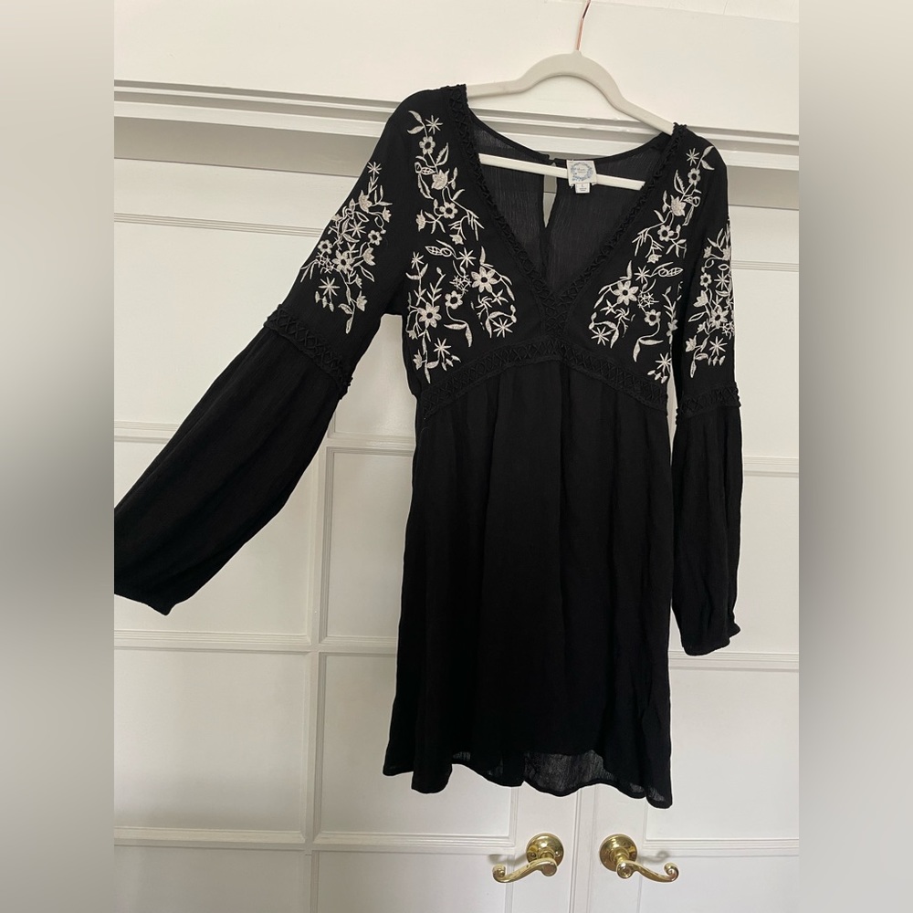 Black and white floral embroidery minidress with long sleeves size L